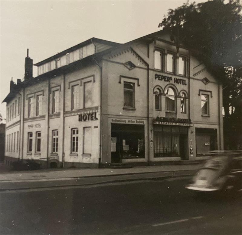 Verschwundene Orte: Dieser Buxtehuder ist im Hotel aufgewachsen Historische Aufnahme von dem alten Hotelgebäude in der Buxtehuder Bahnhofstraße.