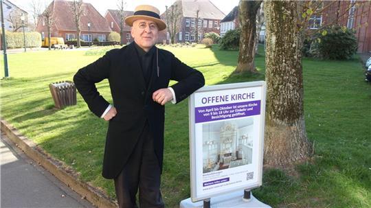 Historische Führungen und unter dem Motto „Offene Kirche“ auch Führungen in St. Petri: Ostens Ortsheimatpfleger Frank Auf dem Felde präsentiert interessant und humorvoll Wissenswertes über das Schwebefährendorf.