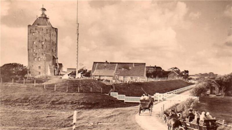 Hotel und Gastronomie: Auf Neuwerk startet die Sanierung des Leuchtturms Historische Postkarte: Neuwerk mit Ankunft der Wattwagen.