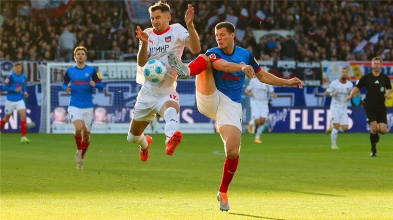 Historischer Torschütze für Holstein Kiel: Patrick Erras (r) erzielte den Siegtreffer gegen Heidenheim.
