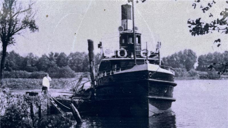 Historisches Foto von der Dampferbrücke im Borsteler Hafen.