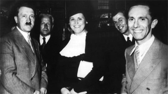 Hitler zu Gast in Bayreuth bei der damaligen Festspielchefin Winifred Wagner. (Archivbild)