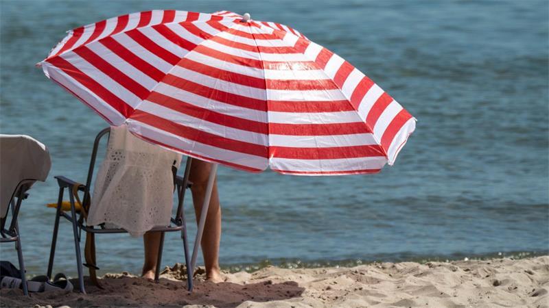 Hitze in Deutschland - Sonnenschirm am Strand des Seebades auf der Insel Rügen