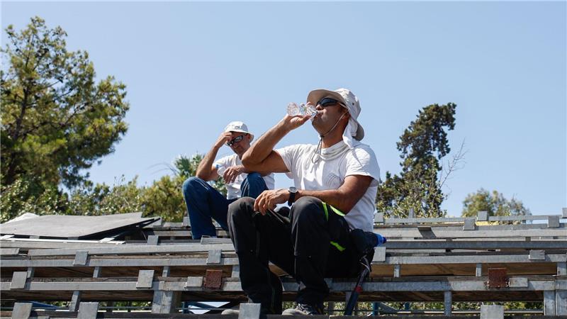 Bilder des Tages Hitze in Griechenland: Arbeiter machen eine Pause vor der Zappeion-Halle. Eine dreitägige Hitzewelle mit Temperaturen über 40 Grad macht den Menschen in weiten Teilen des östlichen Mittelmeeres das Leben schwer.