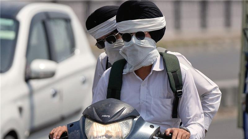 Hitze in Indien: Pendler schützen sich in Jammu vor der Sonne.