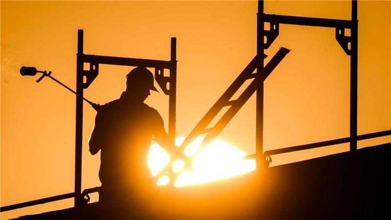 Wenn Hitze krank macht: Zahl der Fehltage steigt Hitze macht Bauarbeitern zu schaffen - aber nicht nur ihnen. (Archivbild)