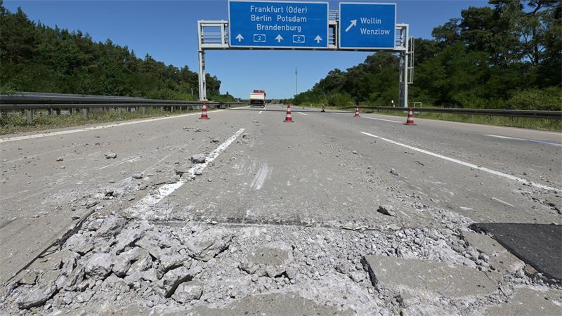 Hitze lässt Temperaturrekorde purzeln - 41,5 Grad gemessen Hitzeschäden sorgen auf mehreren Autobahnen derzeit für Sperrungen und Tempolimits.