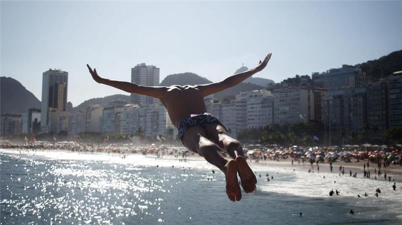 Hitzewelle in Rio de Janeiro: Ein Mann springt ins Meer am Strand Leme. 