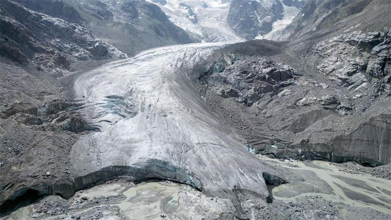 Hitzewellen und wenig Schnee setzen den Gletschern in der Schweiz, Österreich und Deutschland massiv zu.