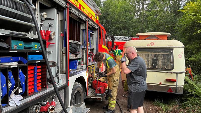 Hitzige Feuerwehrarbeit: Während der Einsatzzeit am Sonnabendmorgen waren die Temperaturen schon auf 30 Grad geklettert.