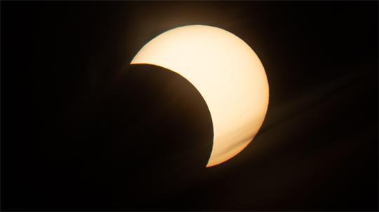 Hobby-Astronom Johannes Lüth aus Guderhandviertel hat die verschiedenen Stadien der Sonnenfinsternis festgehalten.