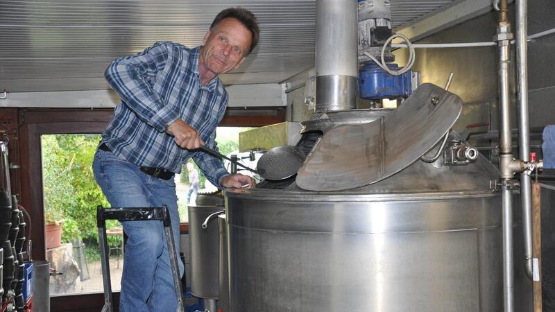 Hobby-Bierbrauer Paul Menzel an der Sudpfanne.