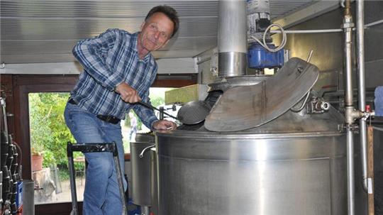 Hobby-Bierbrauer Paul Menzel an der Sudpfanne.