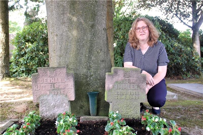 Hobby-Historikerin Debbie Bülau an den Gräbern der beiden deutschen Soldaten auf dem Fredenbecker Friedhof. Fotos: Laudien
