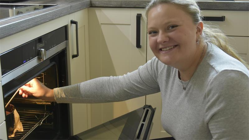 Hobbybäckerin Ella Weilert testet, ob der Boden schon fest ist.