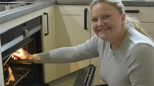 Hobbybäckerin Ella Weilert testet, ob der Boden schon fest ist.