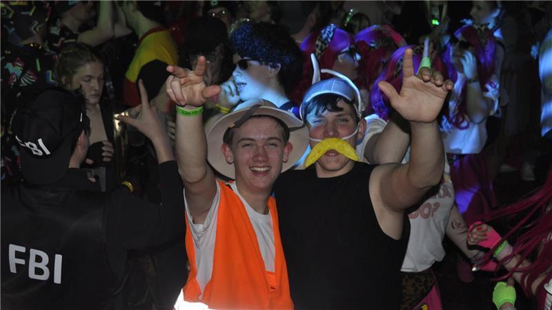 Hoch die Hände, Wochenende: Auch diese beiden Männer amüsierten sich sichtlich.