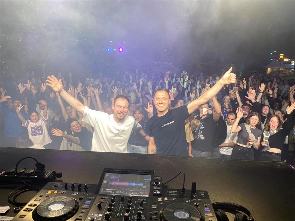 Hoch die Hände - Wochenende: DJ Philip Lopez und Dj Beatchange vom Studio 21 hei...