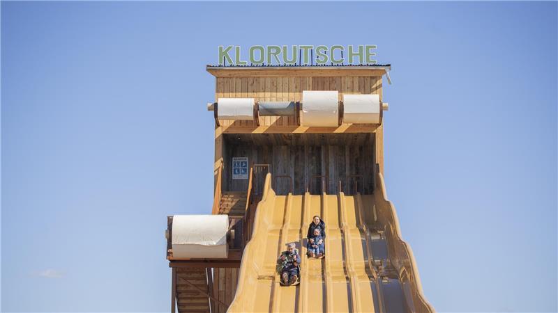 Karls-Chef zieht Bilanz: „Wir sind überwältigt von Loxstedt“ Hoch hinaus geht es auf der Klorutsche.