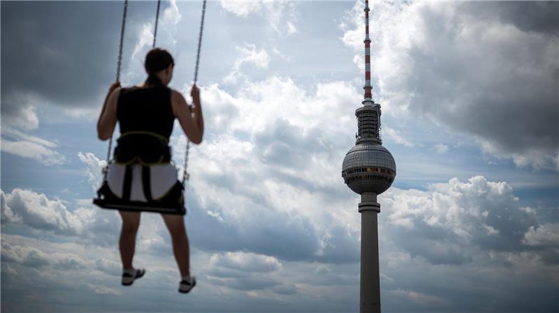 Hoch hinaus in Berlin: „High Swing“ am Park Inn lässt eine Frau vor dem Fernsehturm durch die Luft gleiten