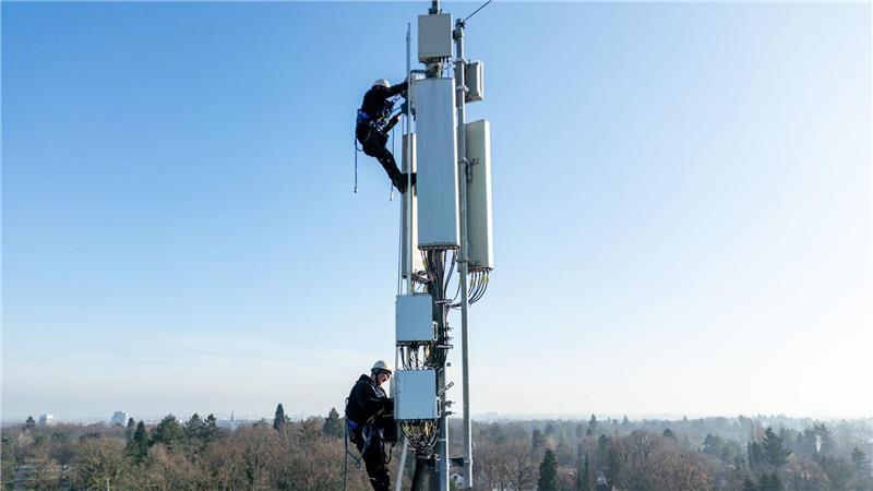 Deutschlands Handynetze müssen besser werden Hoch hinaus müssen diese Telekom-Techniker klettern. (Archivbild)