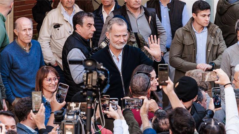 Diesmal netter Empfang für Royals im spanischen Flutgebiet „Hoch lebe der König“ und „Hoch lebe die Königin“ bekam das royale Paar zu hören.