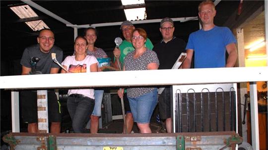 Hoch oben auf dem Erntewagen werkeln die Helmster Wagenbauer - das Motto bleibt bis zuletzt streng geheim.