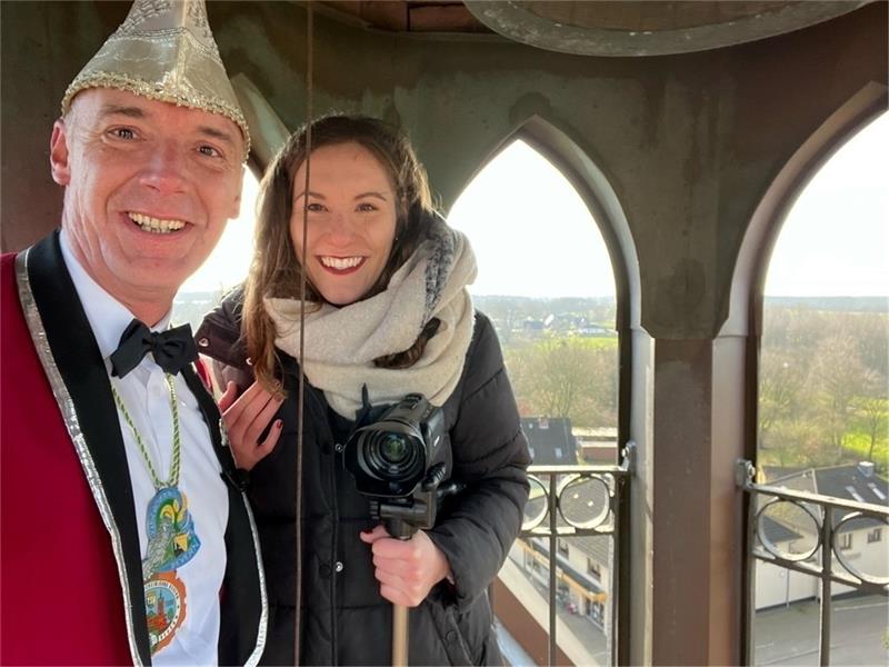 Hoch über den Dächern: Beverns Karnevalspräsident Rainer Rex und Vizepräsidentin Lisa Müller drehten unter anderem auf dem Turm der Heilig-Kreuz-Kirche.