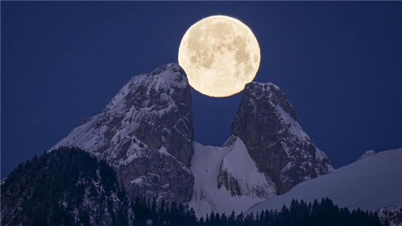 Faszination Vollmond: Was ist Fantasie und was sind Fakten? Hoch und höher: Vollmond in der Schweiz