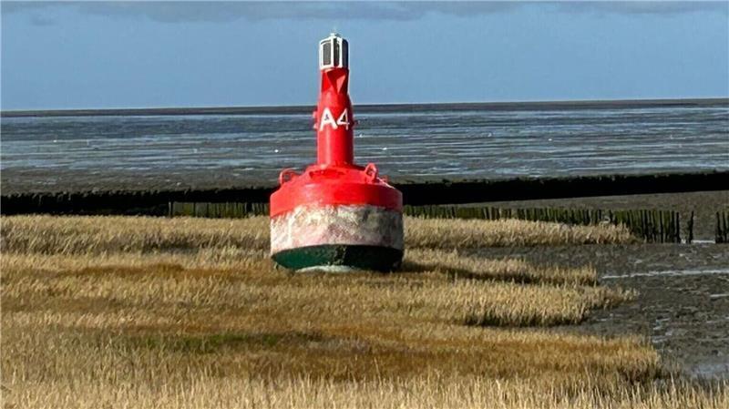 Hoch und trocken liegt die Fahrwassertonne in den Salzwiesen zwischen Sahlenburg und Arensch. 