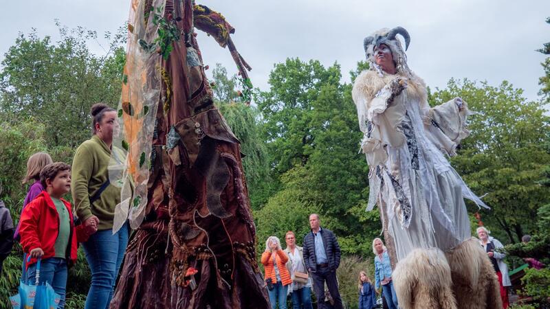 Fabelwesen und Flammenvögel: Tropennacht im Wingster Waldzoo Hochbeinige Fantasiewesen des Zauberwalds mischen sich unter das Publikum.