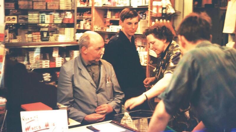 Hochbetrieb: Kaufmann Diedrich Boisch sitzt an der Kasse.