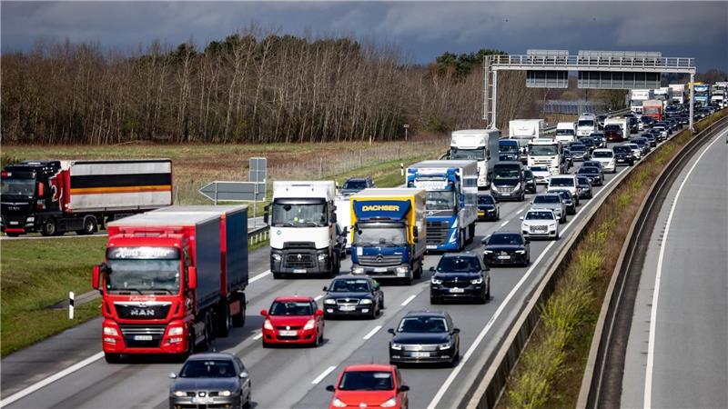 Rund um Pfingsten rollt die nächste große Stauwelle Hochbetrieb auf den Autobahnen: Rund um das lange Pfingstwochenende ist mit starkem Verkehr und einer erhöhten Staugefahr zu rechnen.