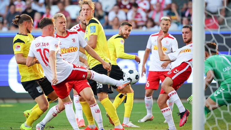 SSV Ulm verliert vor Pokal-Highlight gegen FC Bayern Hochbetrieb im Ulmer Strafraum. Regensburgs Christian Viet (2.v.l.) schießt.