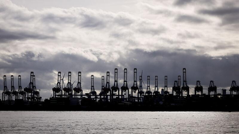 Maritime Wirtschaft blickt positiver in die Zukunft Hochgeklappte Containerbrücken sind im Hamburger Hafen zu sehen.