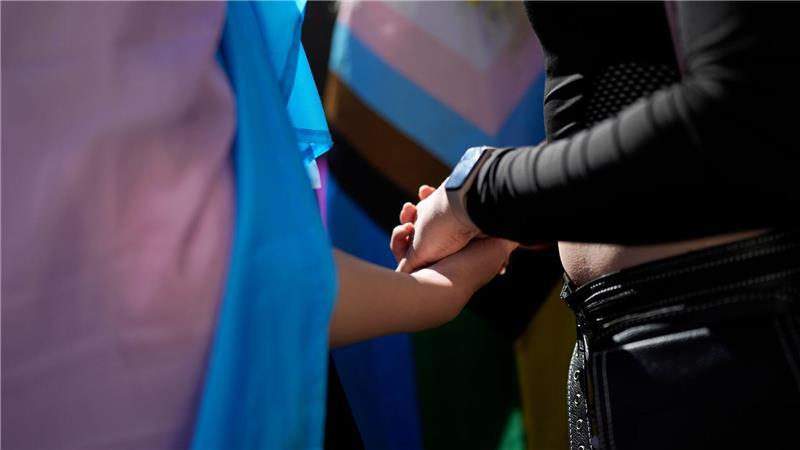 Hochgerechnet beginnen jährlich in ganz Deutschland wenige hundert Jugendliche neu mit einer Pubertätsblockade oder geschlechtsangleichende Hormonbehandlung (Symbolbild).