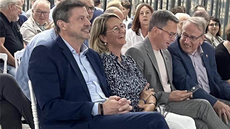 Deshalb hatten die Stader Kandidaten gegen Vanessa Zobel keine Chance Hochkarätige erste Reihe (von links): Oliver Grundmann, seine Frau Anja Grundmann, Stades Landrat Kai Seefried und der Kreis-Ehrenvorsitzende Hermann Krusemark waren in der Festhalle dabei.
