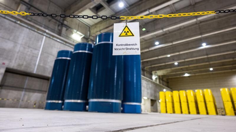 Gutachten: Atom-Endlagersuche mindestens 43 Jahre länger Hochradioaktiver Müll strahlt Hunderttausende Jahre. Ein Endlager soll deshalb laut Standortauswahlgesetz auf eine Million Jahre angelegt sein. (Archivbild)