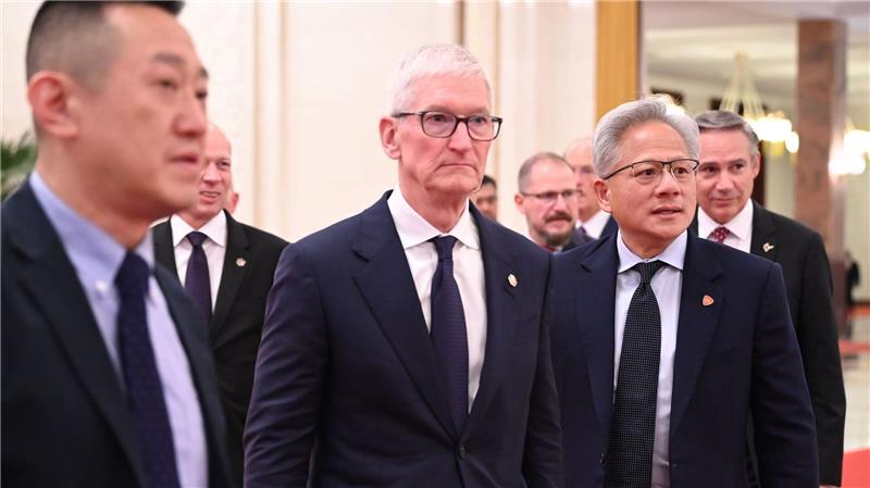 Trump trifft Xi - Darum geht es in Peking Hochrangige US-Manager wie Apple-CEO Tim Cook (M) sind beim Trump-Besuch dabei.