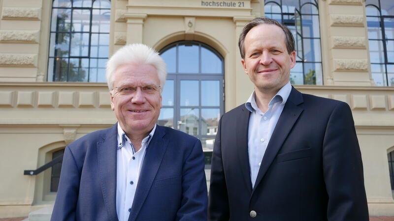 Millionenprojekt: Spektakuläre Pläne für die Buxtehuder Hochschule 21 Hochschulpräsident Ingo Hadrych und Geschäftsführer Marcus Hübner setzen alles daran, dass die Räume des geplanten Neubaus zum Wintersemster 2028/2029 in Betrieb genommen werden können.