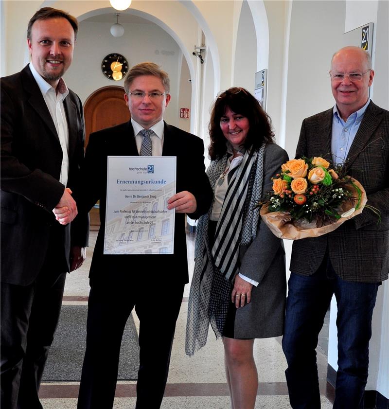 Hochschule 21 ernennt Professor Hochschulpräsident Professor Dr.-Ing. Thorsten Uelzen, Professor Dr. Benjamin Beug , Vizepräsidentin Professorin Dr. med. Barbara Zimmer- mann und Geschäftsführer Dr.-Ing. Rolf Jäger (Foto von links).