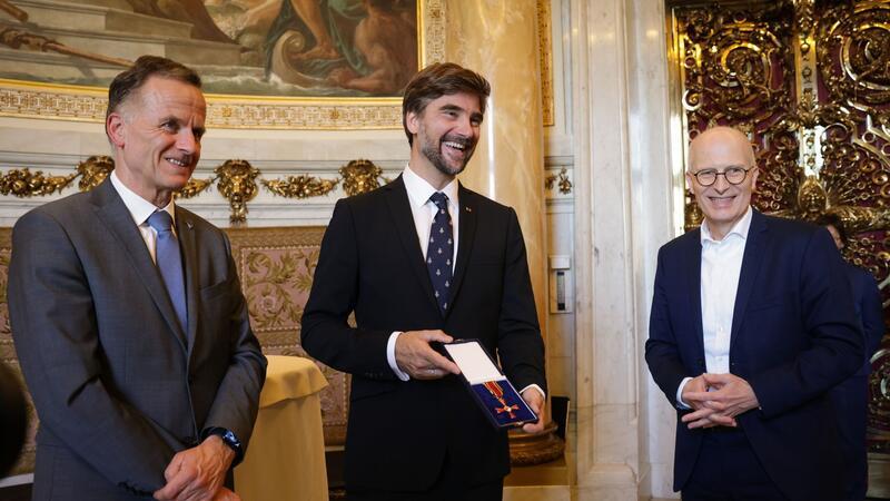 Hochsee-Segler Boris Herrmann (M), Peter Tschentscher (SPD, r), Bürgermeister und Christoph Holstein (SPD), Staatsrat der Behörde für Sport, bei der Verleihung des Bundesverdienstkreuzes.