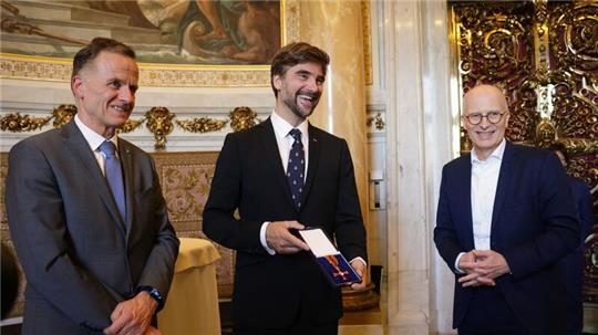 Hochsee-Segler Boris Herrmann (M), Peter Tschentscher (SPD, r), Bürgermeister und Christoph Holstein (SPD), Staatsrat der Behörde für Sport, bei der Verleihung des Bundesverdienstkreuzes.