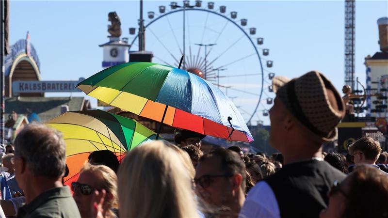 Hochsommerliche Temperaturen auf der Wiesn - da gewährten Schirme zumindest ein wenig Schatten.