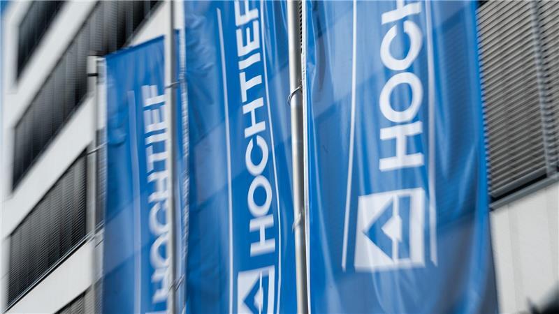 Aufstieg: Warum Hochtief jetzt in den Dax kommt Hochtief gehört schon seit 2011 mehrheitlich dem spanischen Baukonzern ACS. Mittlerweile halten die Spanier rund 80 Prozent an Hochtief.