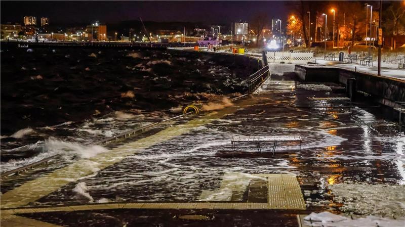 Hochwasser an der schleswig-holsteinischen Ostseeküste.