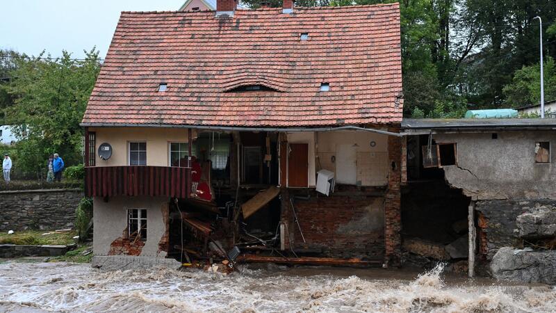 Hochwasser in Europa - reißende Ströme richten Schäden an Hochwasser hat im polnischen Kurort Ladek-Zdroj (Bad Landeck) Schäden angerichtet.
