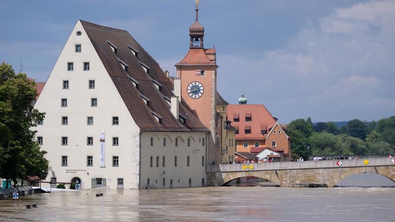 Hochwasser in Regensburg an der  Steinernen Brücke.