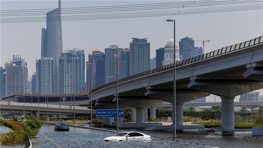 Hochwasser in Dubai. In den Vereinigten Arabischen Emiraten kam es nach schweren Regenfällen zu Überschwemmumngen.