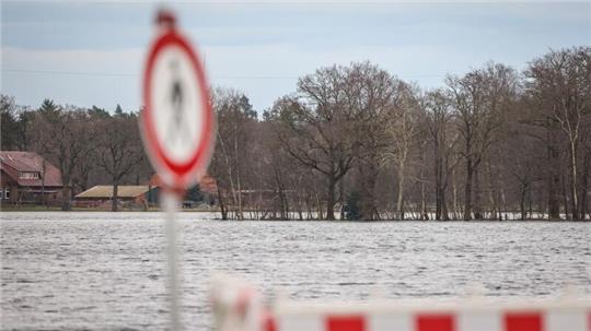 Hochwasser steht auf einer Wiese an der Wörpe in Lilienthal.